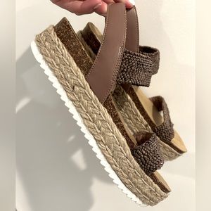 NEW Steve Madden Slip On Platform Sandals, Size 9